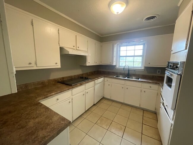 Building Photo - Renovated 3 Bedroom 2 Bath Home for Rent with 2 Car Garage!