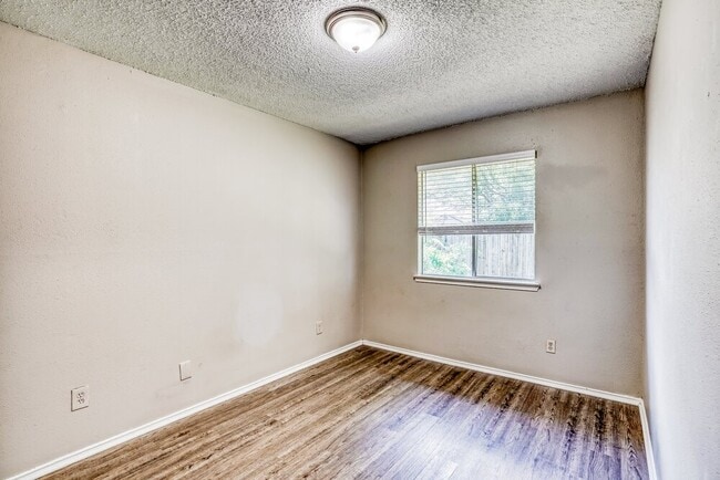 Building Photo - 6395 Crossway Dr