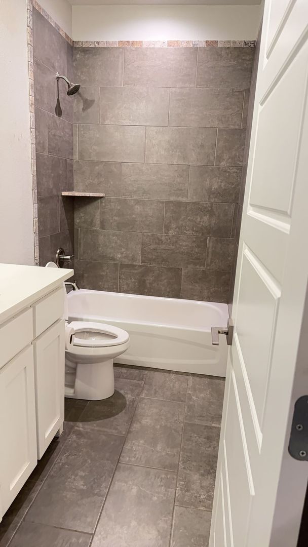 Building Photo - 3/2/2 MOVE IN SPECIALS -Great Location -