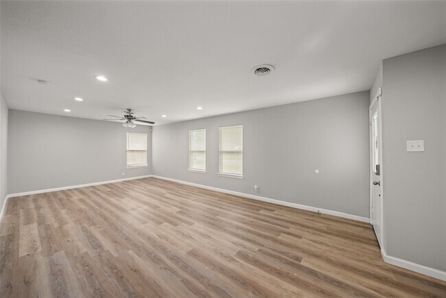 Building Photo - 5755 Belvedere Dr