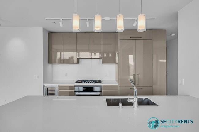 Building Photo - Pacific Heights: 10th Floor Corner Condo w/ Views, W/D in-unit, Parking & Shared Roof Deck @ The ...