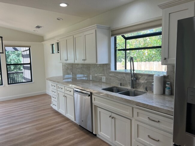 Building Photo - Beautiful Updated West Redding Home!