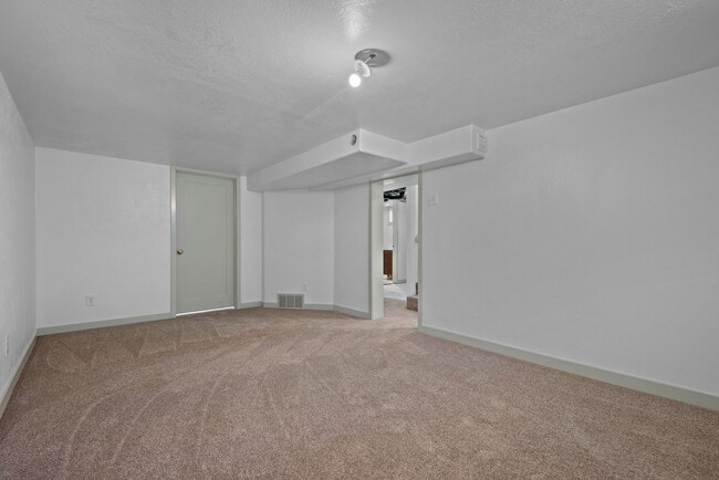 Building Photo - 840 W Montague Ave