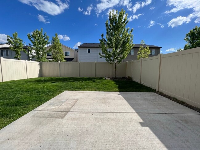 Building Photo - Beautiful 4 bed 2.5 bath Blackrock home in the Verado Subd just off N Locust Grove and Ustick Rd