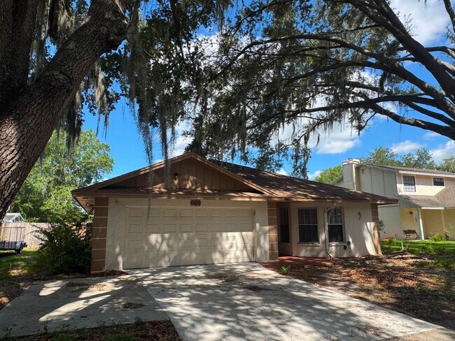 Building Photo - Spacious Lakeland 3-Bedroom Home with 2-Car Garage & Large Driveway