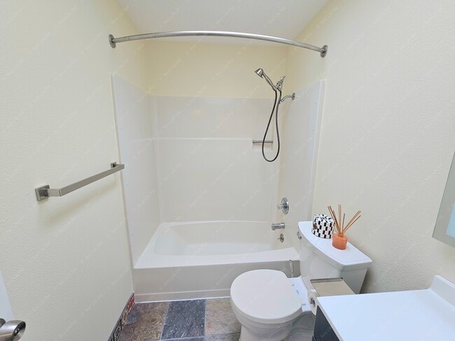 Building Photo - 7323 SE Rural St