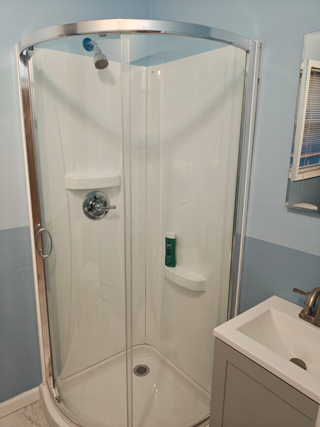 Building Photo - 645 E St Georges Ave