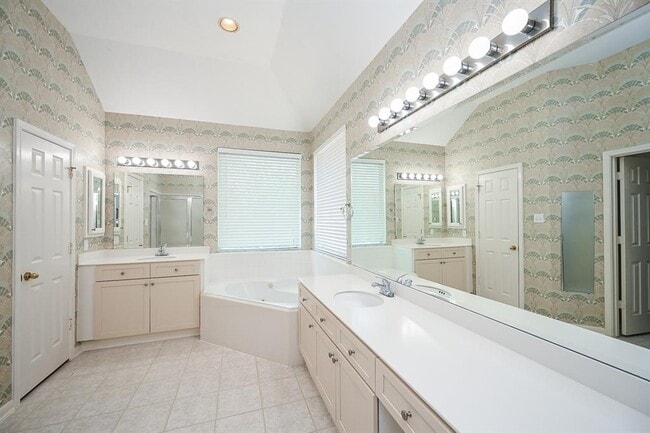 Building Photo - 18018 Somerset Knolls Ct