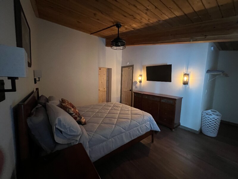 Building Photo - 2301 Lincoln