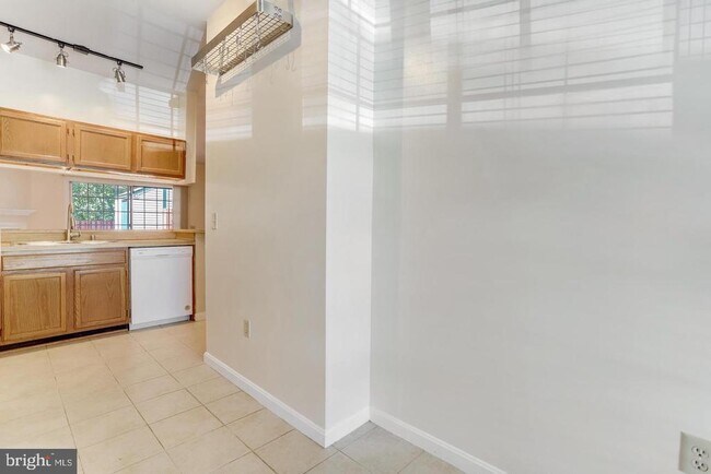 Building Photo - 7170 Westfield Ct