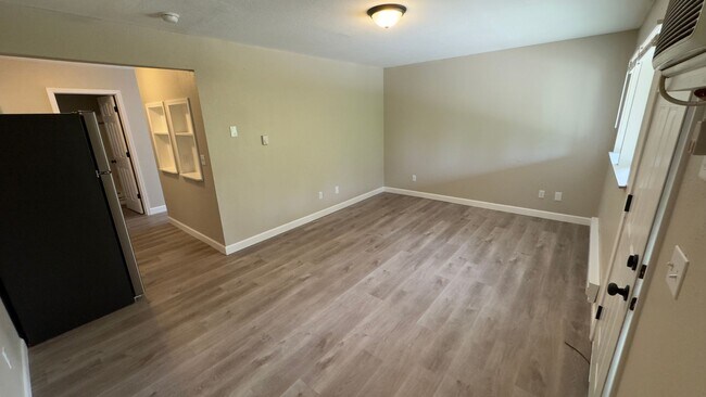Building Photo - One Bedroom Apt - Long Term Rental - Just Fully Remodeled!