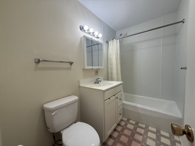 Building Photo - 1121 Woodside Dr