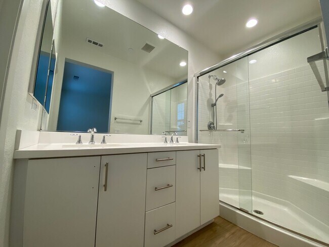 Building Photo - 3 bed, 3.5bath wihtin The Pacific Ridge Community in Oceanside