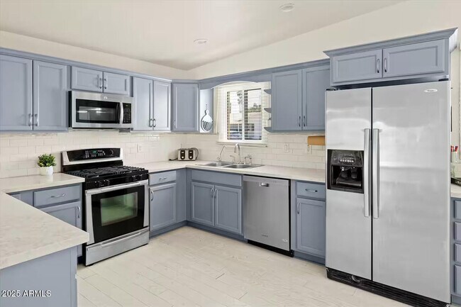 Building Photo - 3802 E Shaw Butte Dr