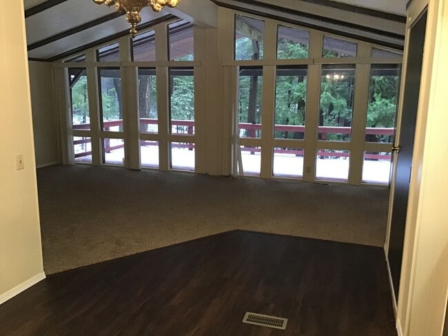 Building Photo - Large spacious 2Bd manufactured home avail...