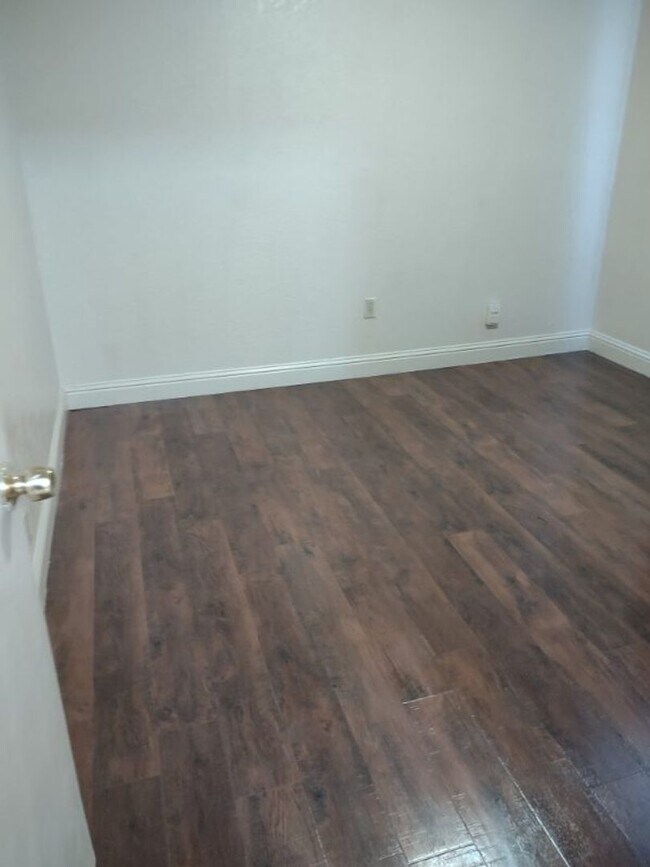 Building Photo - Refurbished 2bd Apartment in 4-Plex Building