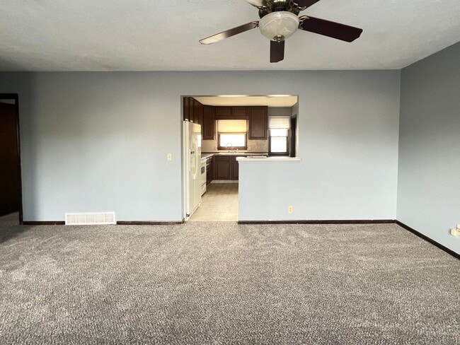 Building Photo - Beautiful walk-out ranch!