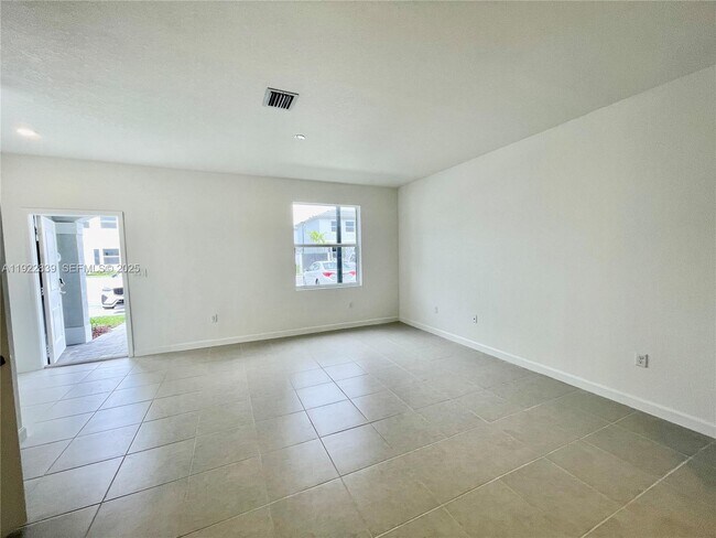 Building Photo - 1141 SE 2nd St