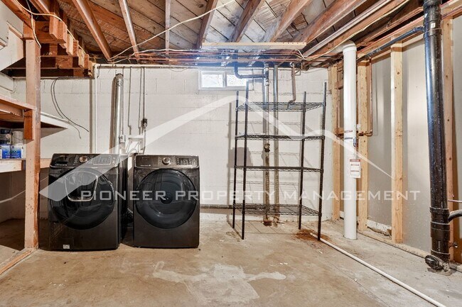 Building Photo - Gorgeous Home with Washer/Dryer and Fenced Yard