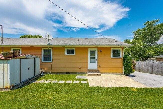 Building Photo - Newly Available! 2 Bedroom 1 Bathroom in the Heart of Hixson!