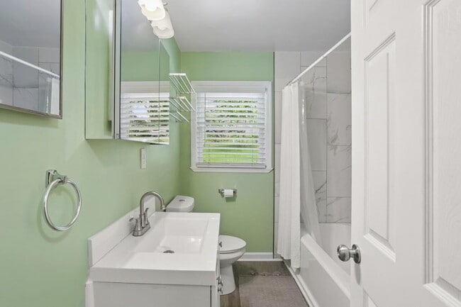 Building Photo - 2889 White Oak Dr