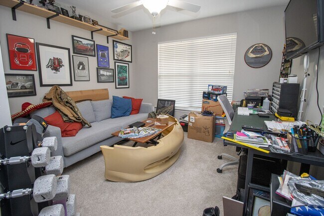 Building Photo - Spacious 3BR in Myers Creek – Fenced Yard, Workshop w/ Electricity & Bright Open Living!