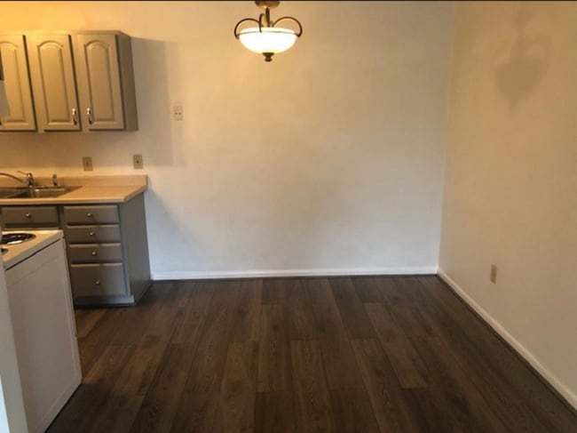 Building Photo - Roseville Apt 108