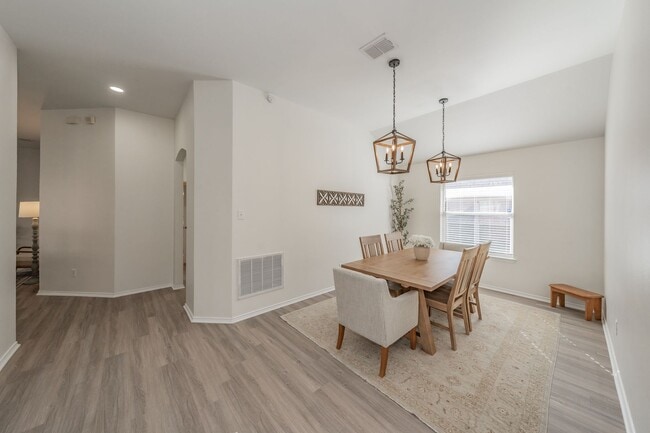 Building Photo - 3bed/2bath Cozy Chic with Backyard Oasis