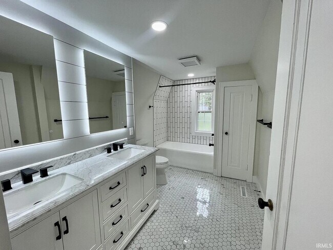 Building Photo - 611 S Eagleson Ave