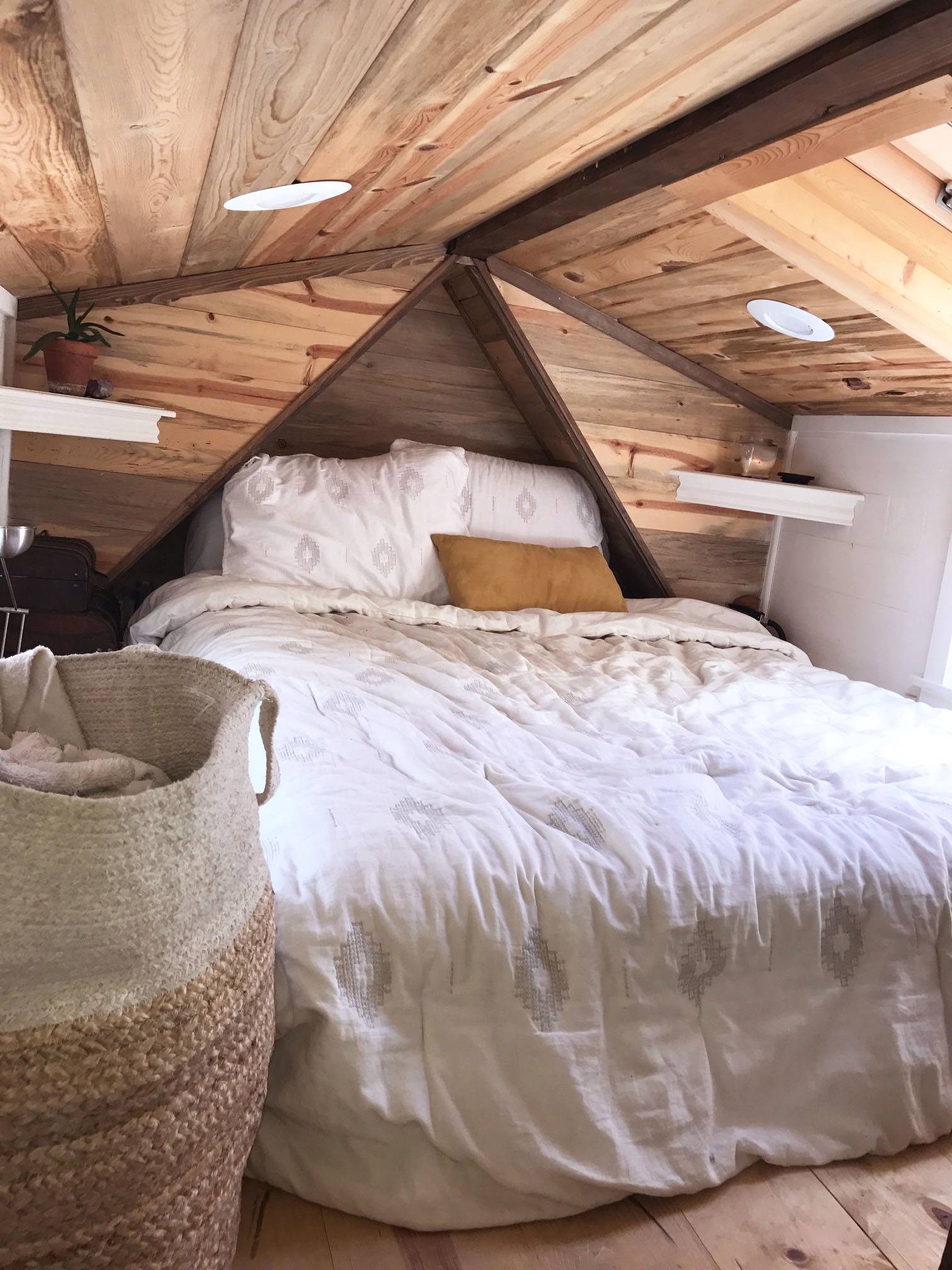 Building Photo - 325 N Sunset St