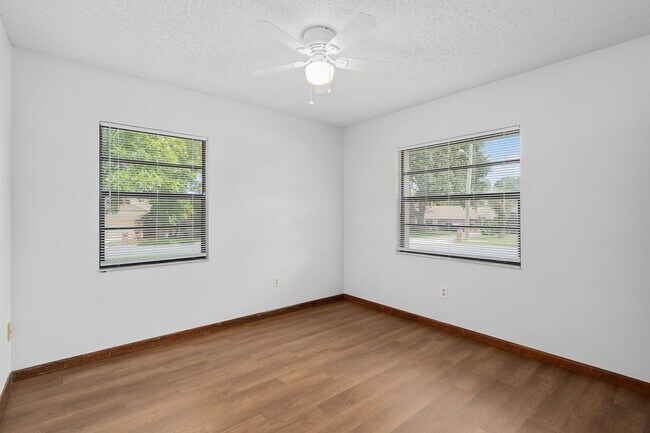 Building Photo - **Recently upgraded 4/2 pool home in Longw...