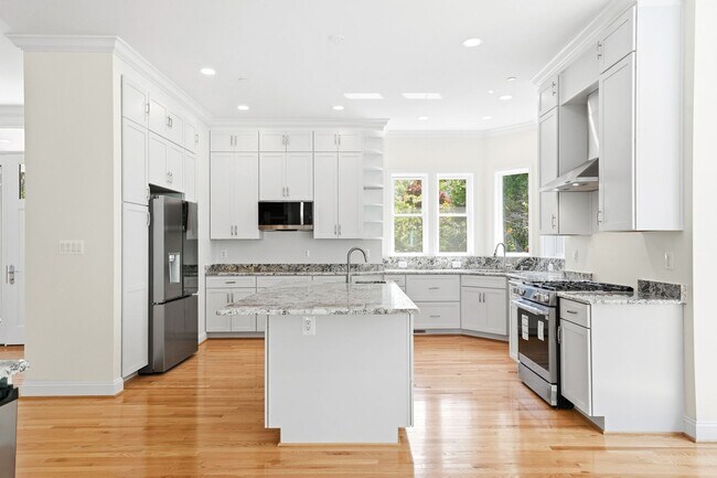 Building Photo - 5116 Shore Dr