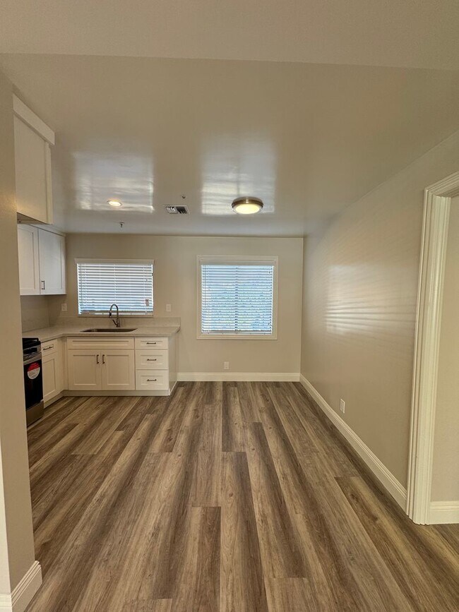 Building Photo - 922 Benito Ave