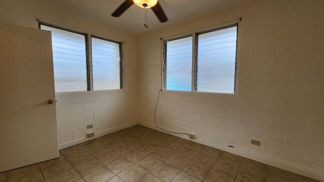 Building Photo - 1 bedroom, 1 bath, 1 parking unit in 4 unit single level buiding in Kalihi