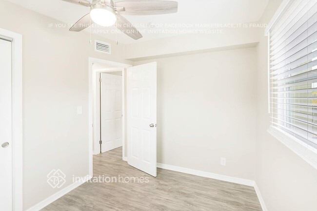 Building Photo - 9449 Park Lake Dr