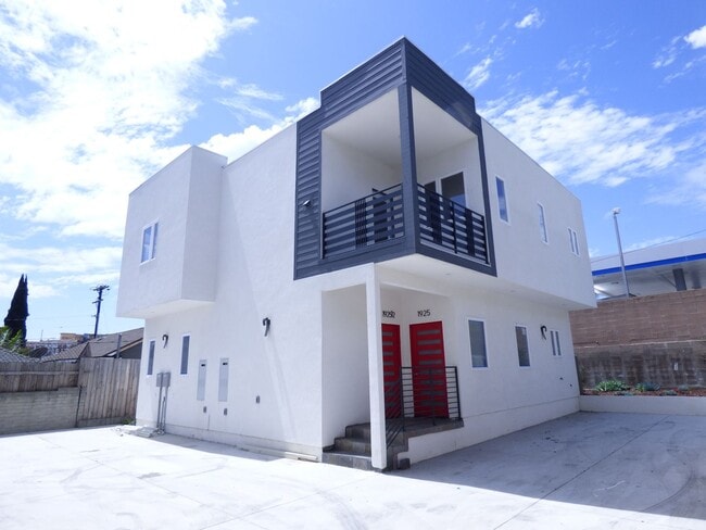 Building Photo - 1923 Holly Dr