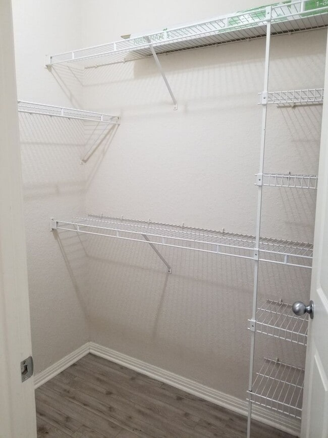 Building Photo - Updated 1x1 Sunroom, updated kitchen, bath...