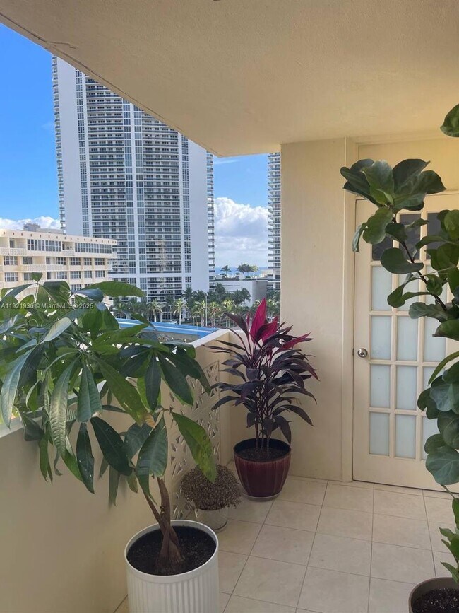 Building Photo - 1833 S Ocean Dr