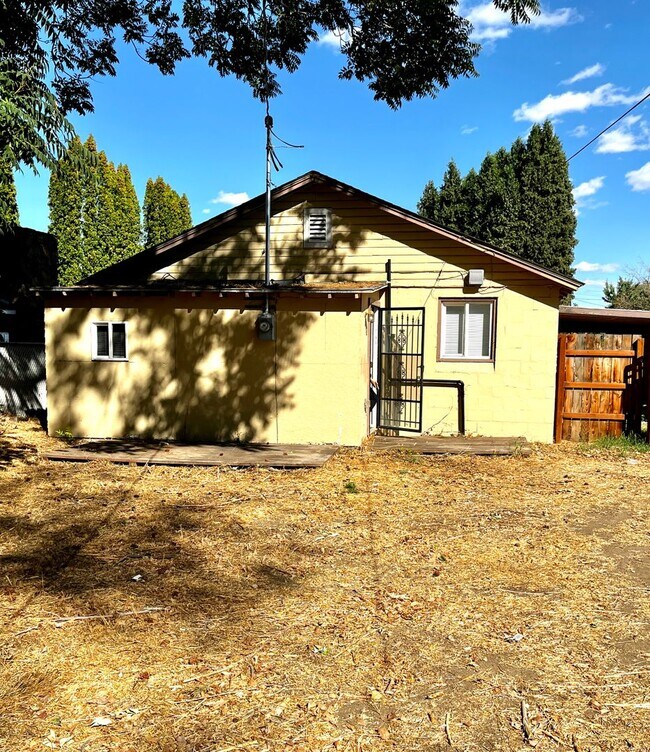 Building Photo - 2 Bedroom Single Family