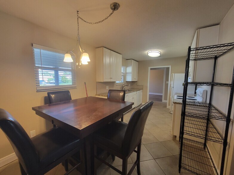 Building Photo - 3136 Lawton Ct