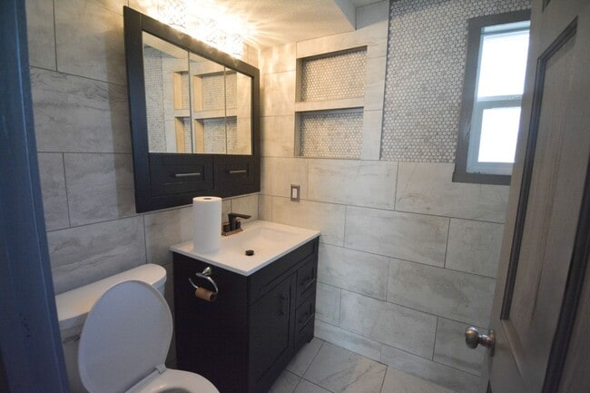 Building Photo - Spacious 5 Bed House with Custom Features Available For Rent!