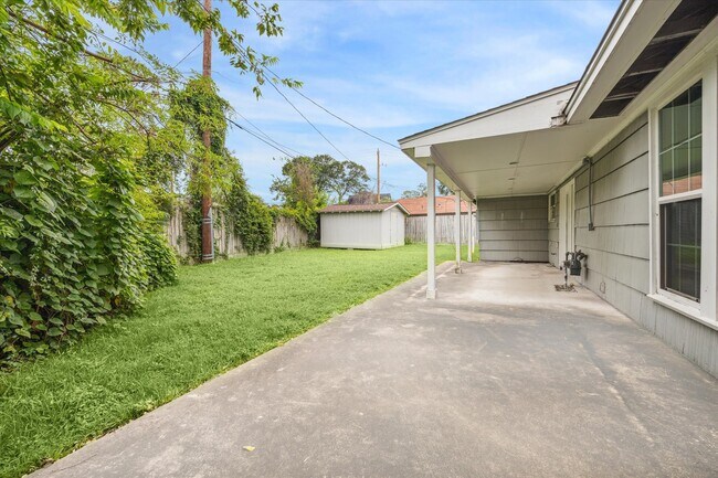 Building Photo - 2006 Du Barry Ln