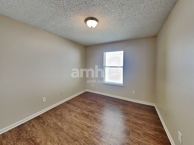 Building Photo - 14428 Woodfield Cir N