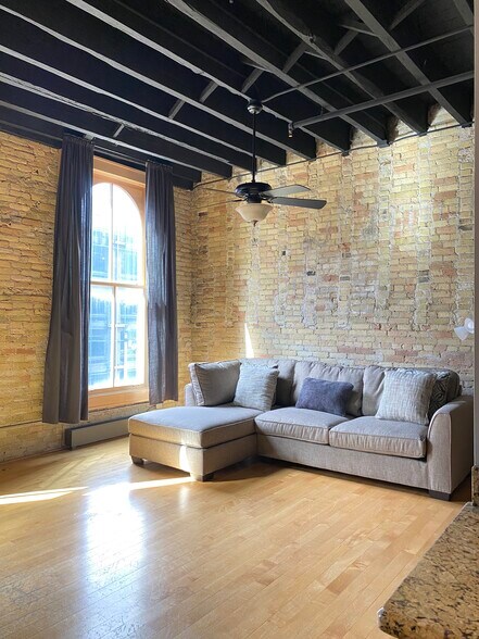 Living - 522 N Water St