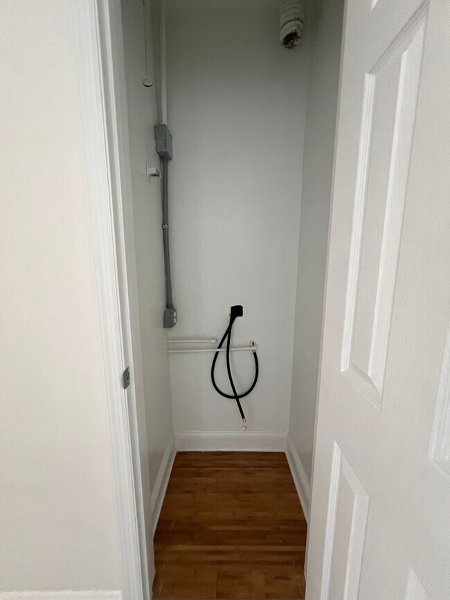 Building Photo - Beautiful renovated 1 bedroom Condo with River Views!