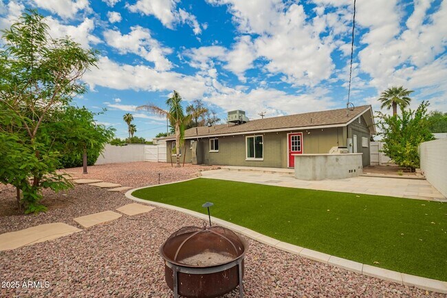 Building Photo - 501 E El Camino Dr