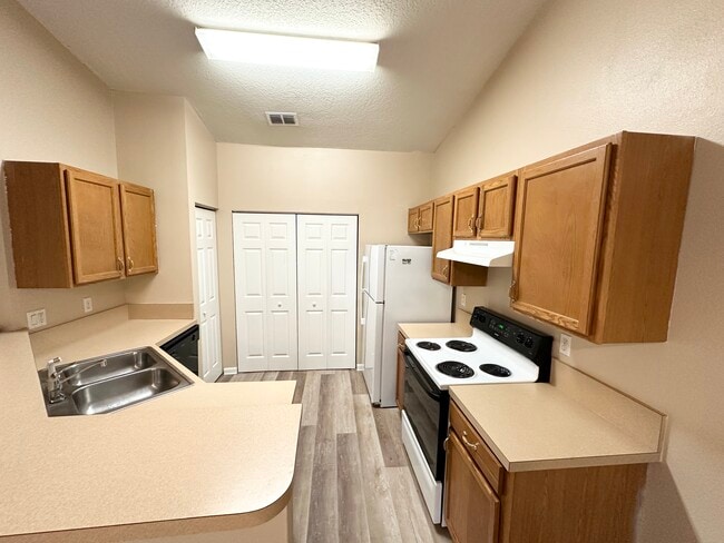 Building Photo - 23 Eton Ln