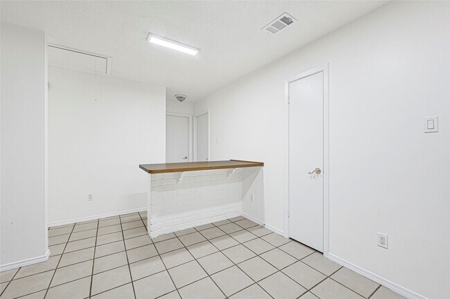Building Photo - 2335 Bisontine St