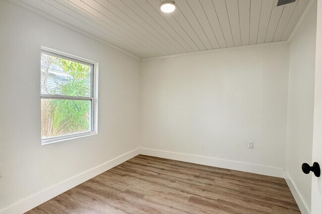 Building Photo - 2606 E 18th Ave