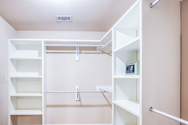 Building Photo - 16 Jubileo Ln